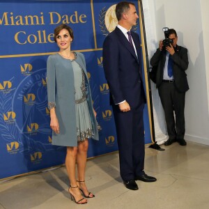 La reine Letizia, très sexy en robe Felipe Varela, et le roi Felipe VI d'Espagne le 17 septembre 2015 au Miami Dade College, dans le cadre de leur visite officielle aux Etats-Unis.