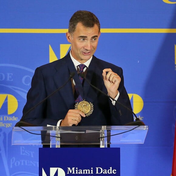 Sous les yeux de son épouse la reine Letizia, très sexy en robe Felipe Varela, le roi Felipe VI d'Espagne recevait le 17 septembre 2015 la médaille présidentielle du Miami Dade College, dans le cadre de leur visite officielle aux Etats-Unis.