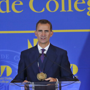 Sous les yeux de son épouse la reine Letizia, très sexy en robe Felipe Varela, le roi Felipe VI d'Espagne recevait le 17 septembre 2015 la médaille présidentielle du Miami Dade College, dans le cadre de leur visite officielle aux Etats-Unis.
