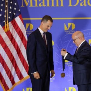 Sous les yeux de son épouse la reine Letizia, très sexy en robe Felipe Varela, le roi Felipe VI d'Espagne recevait le 17 septembre 2015 la médaille présidentielle du Miami Dade College, dans le cadre de leur visite officielle aux Etats-Unis.