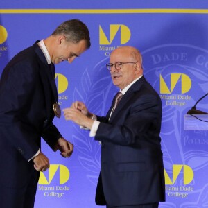 Sous les yeux de son épouse la reine Letizia, très sexy en robe Felipe Varela, le roi Felipe VI d'Espagne recevait le 17 septembre 2015 la médaille présidentielle du Miami Dade College, dans le cadre de leur visite officielle aux Etats-Unis.