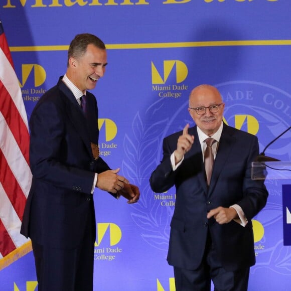 Sous les yeux de son épouse la reine Letizia, très sexy en robe Felipe Varela, le roi Felipe VI d'Espagne recevait le 17 septembre 2015 la médaille présidentielle du Miami Dade College, dans le cadre de leur visite officielle aux Etats-Unis.