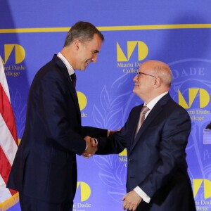 Sous les yeux de son épouse la reine Letizia, très sexy en robe Felipe Varela, le roi Felipe VI d'Espagne recevait le 17 septembre 2015 la médaille présidentielle du Miami Dade College, dans le cadre de leur visite officielle aux Etats-Unis.