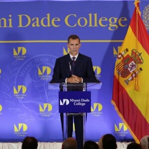 Sous les yeux de son épouse la reine Letizia, très sexy en robe Felipe Varela, le roi Felipe VI d'Espagne recevait le 17 septembre 2015 la médaille présidentielle du Miami Dade College, dans le cadre de leur visite officielle aux Etats-Unis.