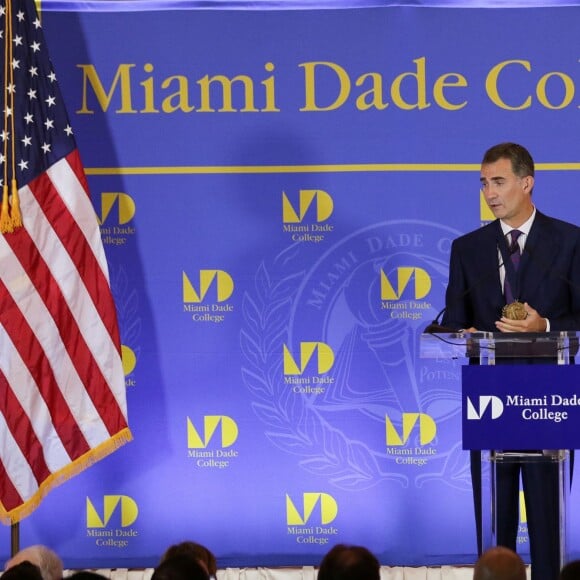 Sous les yeux de son épouse la reine Letizia, très sexy en robe Felipe Varela, le roi Felipe VI d'Espagne recevait le 17 septembre 2015 la médaille présidentielle du Miami Dade College, dans le cadre de leur visite officielle aux Etats-Unis.