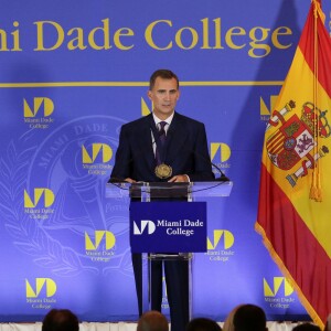 Sous les yeux de son épouse la reine Letizia, très sexy en robe Felipe Varela, le roi Felipe VI d'Espagne recevait le 17 septembre 2015 la médaille présidentielle du Miami Dade College, dans le cadre de leur visite officielle aux Etats-Unis.
