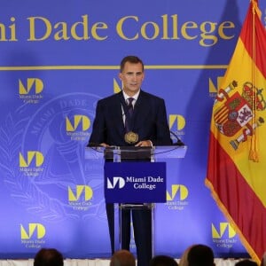 Sous les yeux de son épouse la reine Letizia, très sexy en robe Felipe Varela, le roi Felipe VI d'Espagne recevait le 17 septembre 2015 la médaille présidentielle du Miami Dade College, dans le cadre de leur visite officielle aux Etats-Unis.