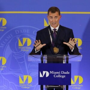 Sous les yeux de son épouse la reine Letizia, très sexy en robe Felipe Varela, le roi Felipe VI d'Espagne recevait le 17 septembre 2015 la médaille présidentielle du Miami Dade College, dans le cadre de leur visite officielle aux Etats-Unis.