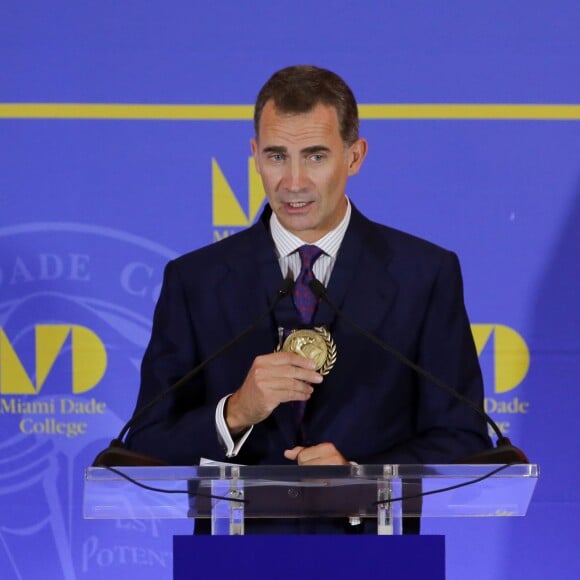 Sous les yeux de son épouse la reine Letizia, très sexy en robe Felipe Varela, le roi Felipe VI d'Espagne recevait le 17 septembre 2015 la médaille présidentielle du Miami Dade College, dans le cadre de leur visite officielle aux Etats-Unis.