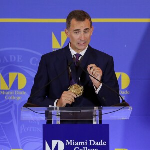 Sous les yeux de son épouse la reine Letizia, très sexy en robe Felipe Varela, le roi Felipe VI d'Espagne recevait le 17 septembre 2015 la médaille présidentielle du Miami Dade College, dans le cadre de leur visite officielle aux Etats-Unis.