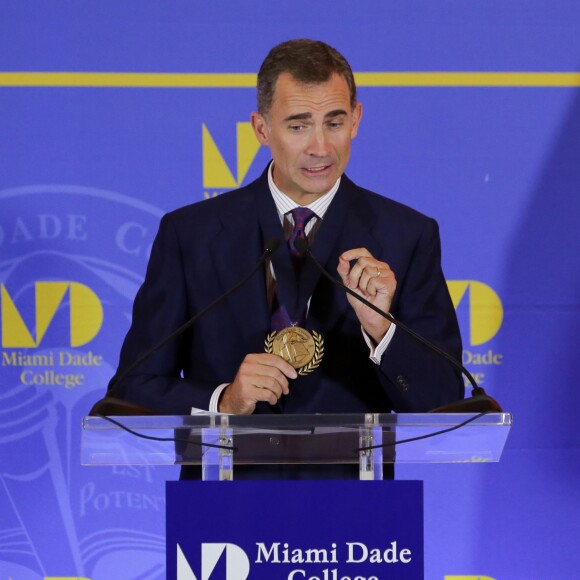 Sous les yeux de son épouse la reine Letizia, très sexy en robe Felipe Varela, le roi Felipe VI d'Espagne recevait le 17 septembre 2015 la médaille présidentielle du Miami Dade College, dans le cadre de leur visite officielle aux Etats-Unis.
