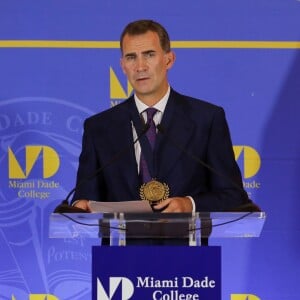 Sous les yeux de son épouse la reine Letizia, très sexy en robe Felipe Varela, le roi Felipe VI d'Espagne recevait le 17 septembre 2015 la médaille présidentielle du Miami Dade College, dans le cadre de leur visite officielle aux Etats-Unis.