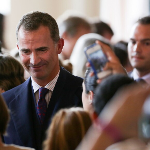 Sous les yeux de son épouse la reine Letizia, très sexy en robe Felipe Varela, le roi Felipe VI d'Espagne recevait le 17 septembre 2015 la médaille présidentielle du Miami Dade College, dans le cadre de leur visite officielle aux Etats-Unis.