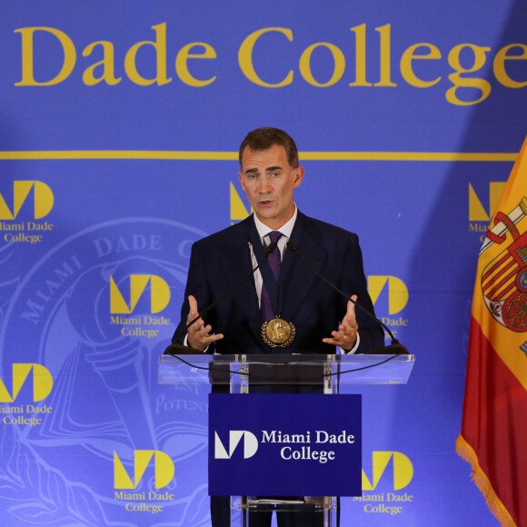Sous les yeux de son épouse la reine Letizia, très sexy en robe Felipe Varela, le roi Felipe VI d'Espagne recevait le 17 septembre 2015 la médaille présidentielle du Miami Dade College, dans le cadre de leur visite officielle aux Etats-Unis.