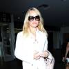 Pamela Anderson, vêtue d'un trench blanc, arrive à l'aéroport LAX de Los Angeles. Le 14 septembre 2015