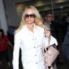 Pamela Anderson, vêtue d'un trench blanc, arrive à l'aéroport LAX de Los Angeles. Le 14 septembre 2015