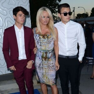 Pamela Anderson et ses fils Brandon Lee, Dylan Lee- Tapis rouge du " Mercy for Animals Hidden Heroes Gala 2015 " à Los Angeles Le 29 Août 2015