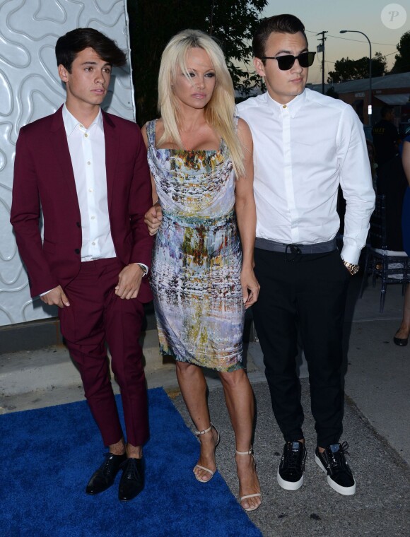 Pamela Anderson et ses fils Brandon Lee, Dylan Lee- Tapis rouge du " Mercy for Animals Hidden Heroes Gala 2015 " à Los Angeles Le 29 Août 2015
