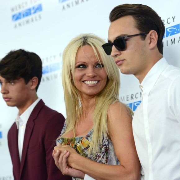 Pamela Anderson et ses fils Brandon Lee, Dylan Lee- Tapis rouge du " Mercy for Animals Hidden Heroes Gala 2015 " à Los Angeles Le 29 Août 2015