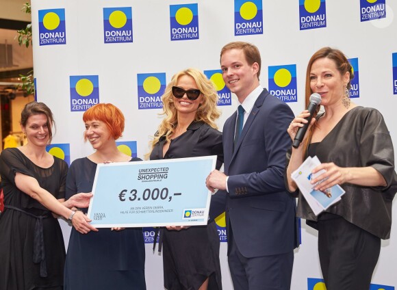 L'actrice Pamela Anderson visite le Centre Commercial "Donau Zentrum" à Vienne le 18 juin 2015  Pam Anderson visiting Vienna, Austria; June 18th, 201518/06/2015 - Vienne