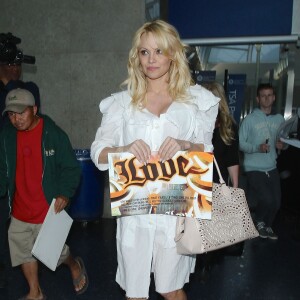 Pamela Anderson arrive à l'aéroport LAX de Los Angeles. Le 13 juin 2015  Pamela Anderson is seen arriving at LAX airport, 13 June 2015.13/06/2015 - Los Angeles