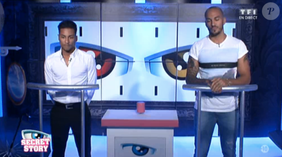 Arthur et Nicolas dans la salle des superstitions, dans Secret Story 9 (l'hebdo), le vendredi 18 septembre 2015 sur TF1.