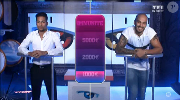 Arthur et Nicolas dans la salle des superstitions, dans Secret Story 9 (l'hebdo), le vendredi 18 septembre 2015 sur TF1.