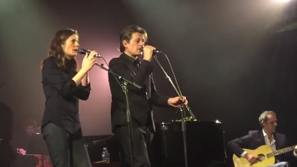 Benjamin Biolay et Chiara Mastroianni chantent "La ballade du mois de juin" aux Folies Bergère à Paris, le 29 juin 2015.
