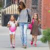 Sarah Jessica Parker et ses jumelles (Marion Loretta et Tabitha Hodge) sur le chemin de l'école, le 18 septembre 2015 à New York.