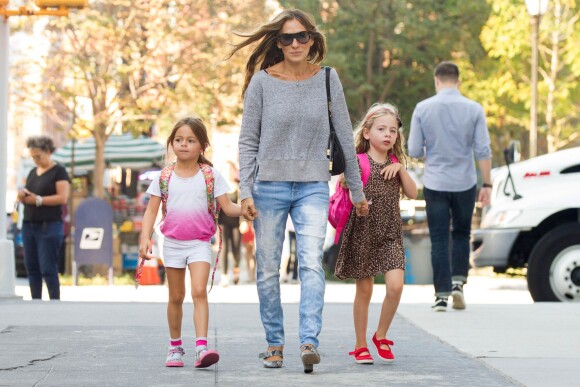 Sarah Jessica Parker et ses jumelles (Marion Loretta et Tabitha Hodge) sur le chemin de l'école, le 18 septembre 2015 dans les rues New York.