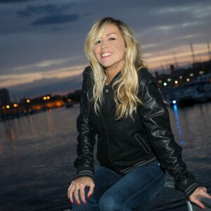 Exclusif - Enora Malagré pose sur un catamaran dans le port de Marseille le 4 avril 2014.