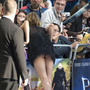 Cara Delevingne en montre un peu trop à l'avant-première mondiale du film Pan à Londres le 20 septembre 2015.