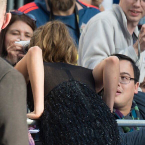 Cara Delevingne en montre un peu trop à l'avant-première mondiale du film Pan à Londres le 20 septembre 2015.