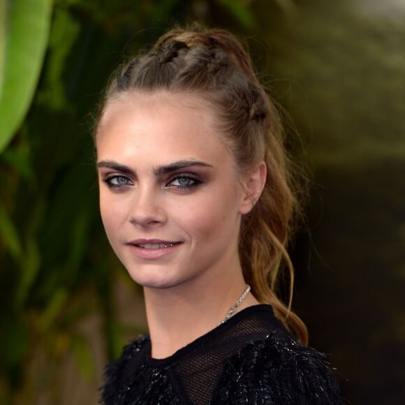 Cara Delevingne (robe Burberry) à l'avant-première mondiale du film Pan à Londres le 20 septembre 2015.