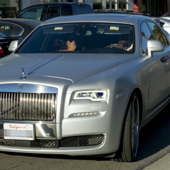 Kim Kardashian et son mari Kanye West en Rolls-Royce à Malibu, le 20 septembre 2015.