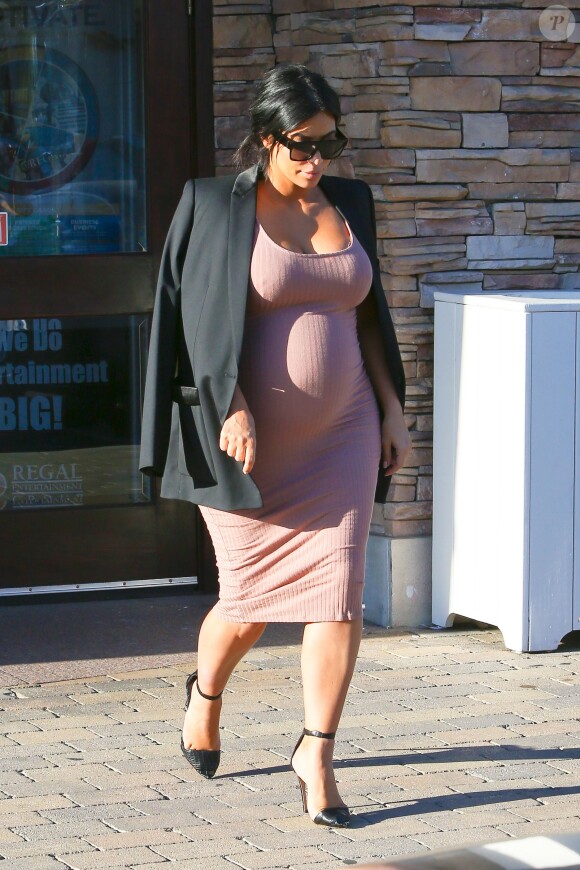 Kim Kardashian, enceinte et de sortie avec son mari Kanye West à Malibu, Los Angeles, le 20 septembre 2015.