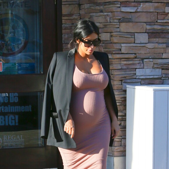 Kim Kardashian, enceinte et de sortie avec son mari Kanye West à Malibu, Los Angeles, le 20 septembre 2015.