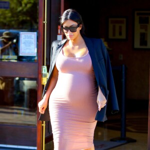 Kim Kardashian, enceinte et de sortie avec son mari Kanye West à Malibu, Los Angeles, le 20 septembre 2015.