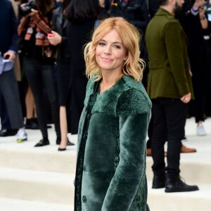 Sienna Miller assiste au défilé Burberry Prorsum (collection printemps-été 2016) à Hyde Park. Londres, le 21 septembre 2015.