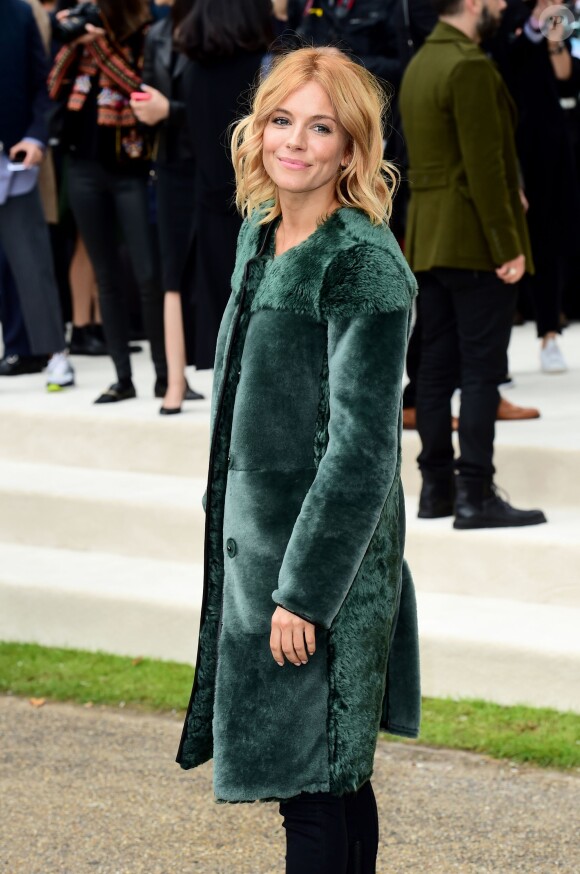 Sienna Miller assiste au défilé Burberry Prorsum (collection printemps-été 2016) à Hyde Park. Londres, le 21 septembre 2015.