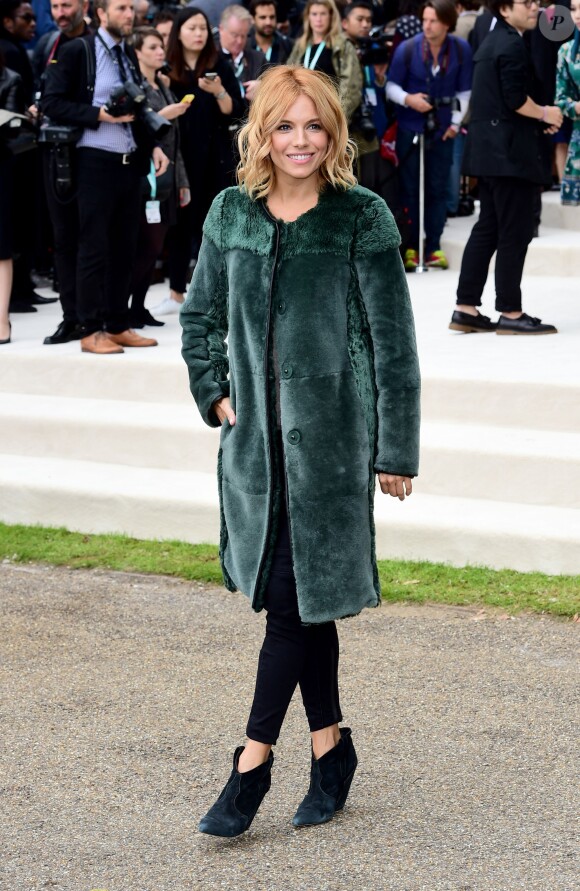 Sienna Miller assiste au défilé Burberry Prorsum (collection printemps-été 2016) à Hyde Park. Londres, le 21 septembre 2015.