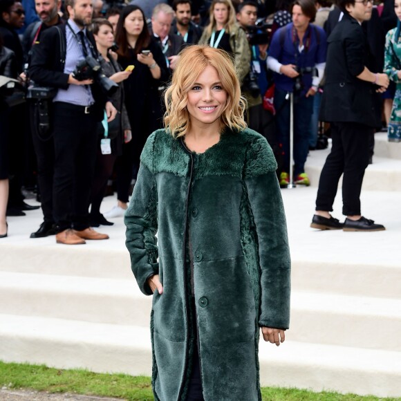 Sienna Miller assiste au défilé Burberry Prorsum (collection printemps-été 2016) à Hyde Park. Londres, le 21 septembre 2015.