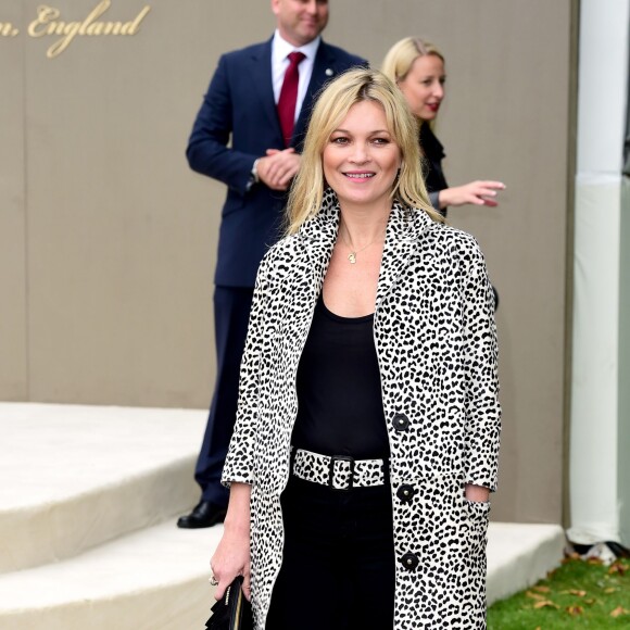 Kate Moss assiste au défilé Burberry Prorsum (collection printemps-été 2016) à Hyde Park. Londres, le 21 septembre 2015.