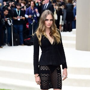 Cara Delevingne assiste au défilé Burberry Prorsum (collection printemps-été 2016) à Hyde Park. Londres, le 21 septembre 2015.