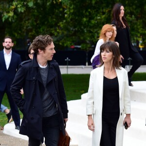 Benedict Cumberbatch et son épouse Sophie Hunter assistent au défilé Burberry Prorsum (collection printemps-été 2016) à Hyde Park. Londres, le 21 septembre 2015.