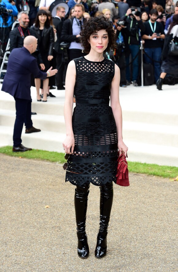 La chanteuse (et petite amie de Cara Delevingne) St. Vincent assiste au défilé Burberry Prorsum (collection printemps-été 2016) à Hyde Park. Londres, le 21 septembre 2015.
