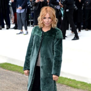 Sienna Miller assiste au défilé Burberry Prorsum (collection printemps-été 2016) à Hyde Park. Londres, le 21 septembre 2015.