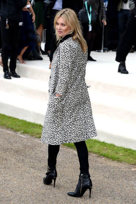Kate Moss assiste au défilé Burberry Prorsum (collection printemps-été 2016) à Hyde Park. Londres, le 21 septembre 2015.