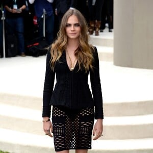 Cara Delevingne assiste au défilé Burberry Prorsum (collection printemps-été 2016) à Hyde Park. Londres, le 21 septembre 2015.