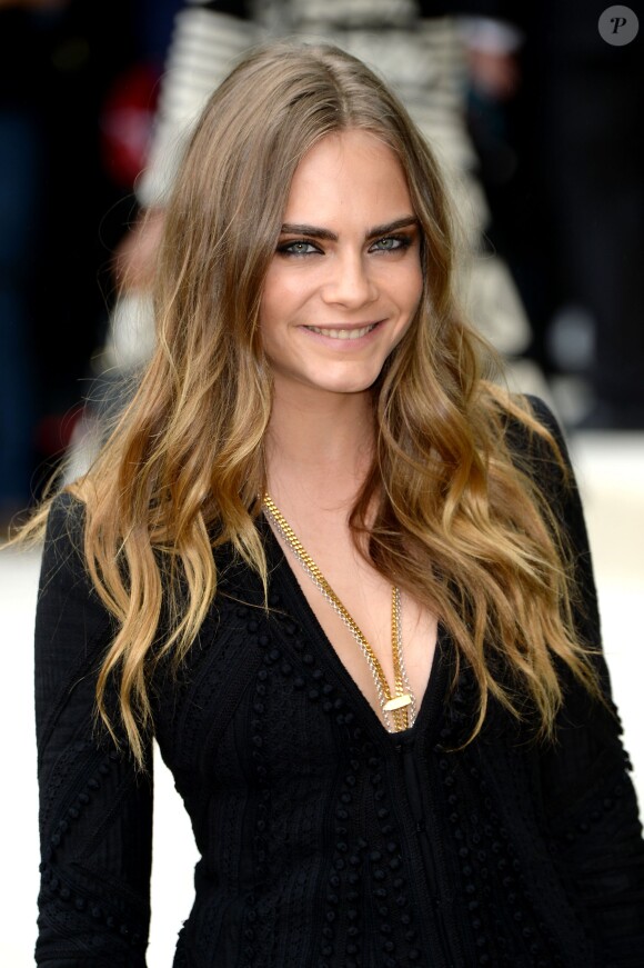 Cara Delevingne assiste au défilé Burberry Prorsum (collection printemps-été 2016) à Hyde Park. Londres, le 21 septembre 2015.